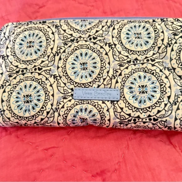 Vera Bradley Cream and Light Blue Medallion Zip-Around Wrist Wallet - Picture 2 of 4